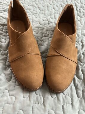 Rocket Dog Women's Tan Slip-On Flats